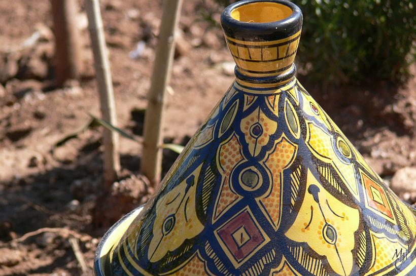 P1040287.JPG - Un plat à Tajine en terre cuite vernissée.