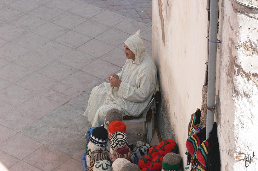 P1040373.JPG - Les bonnets en laine "crochetés à la main" sont bien utiles quand le vent froid du large souffle sur la ville.