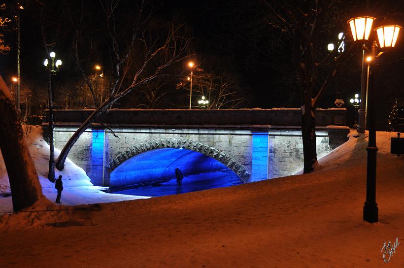 DSC_0775.JPG - Des piétons sous un pont dans un parc de Riga...aucun risque, la rivière Pilsétas Kanal était bien gelée avec une température ambiante de -20°C.