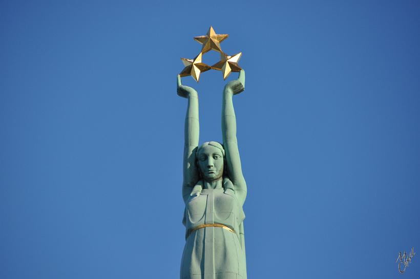 DSC_0796.JPG - Ce monument symbolise la liberté des Lettons et les trois étoiles correspondent aux trois régions historiques de la Lettonie. (la Kurzeme, la Vidzeme et la Latgale)