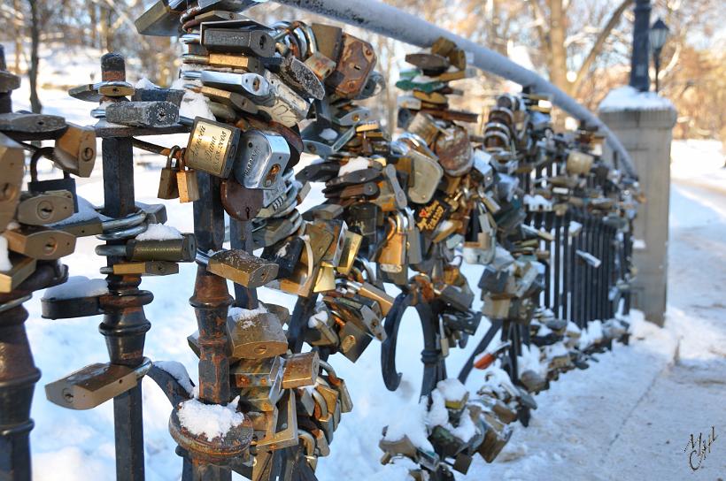 DSC_0813.JPG - Le pont des amoureux dans le parc Bastejkalns. Les rubans de tissus que les couples attachaient aux rambardes du pont, ont aujourd'hui été remplacés par des cadenas.