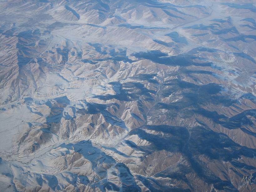 Auckland_Flug_20051125_0504.JPG - Le désert de Gobi (Mongolie) vu d'avion, avant l'escale à Séoul (Corée du Sud).