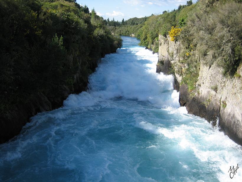 BuriedVillage_HukaFalls_IMG_1331_WaikatoRiver.JPG - À cet endroit, la rivière qui a une largeur moyenne de 100m se rétrécie à 20m. Plus de 220 m³ par seconde d'eau chutes sur une hauteur de 11m.