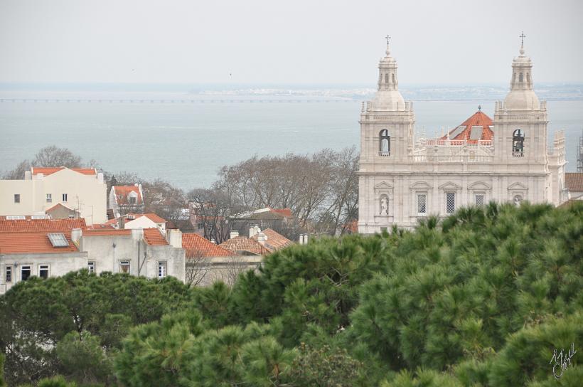 DSC_1591.JPG - Le Tage et en arrière plan, le second pont qui traverse le fleuve. C'est le pont Vasco da Gama, construit lors de l'exposition universelle de 1998. C'est avec 17,2km le plus grand pont d'Europe.